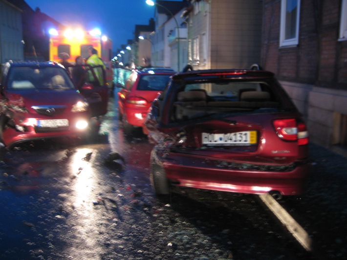 POL-HOL: Holzminden - Fürstenberger Straße: PKW-Fahrer schiebt drei Fahrzeuge ineinander - Fahrer verletzt / ca. 20.000,-- EUR Sachschaden -