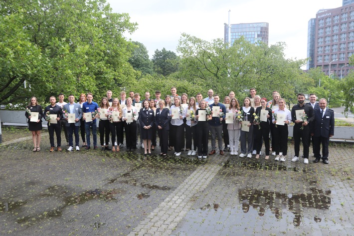 HZA-BS: Herzlich Willkommen in der Zollverwaltung! / 36 Anwärterinnen und Anwärter starten beim Hauptzollamt Braunschweig in ein spannendes und sicheres Berufsleben