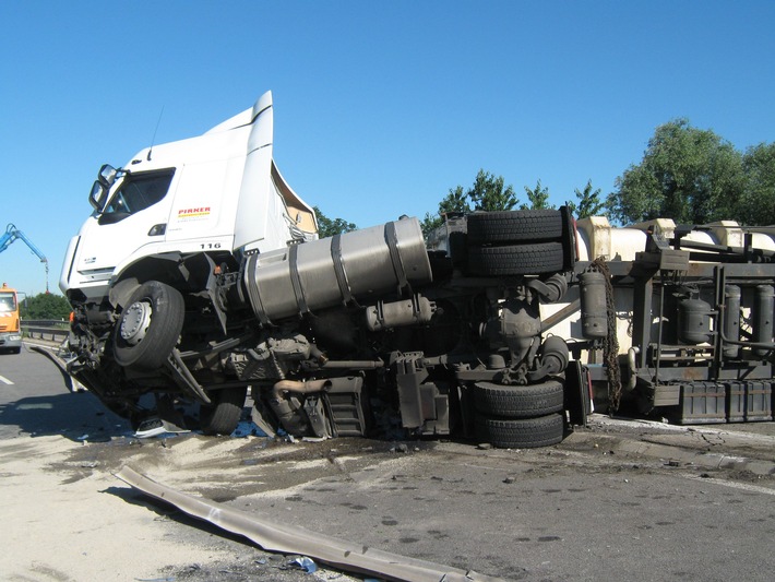 POL-PPRP: LKW Unfall A 650 - Vollsperrung in beide Fahrtrichtungen