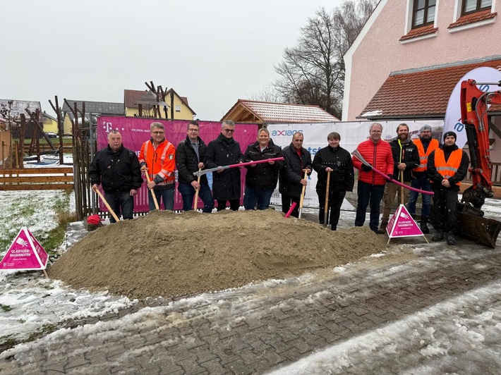 Spatenstich: Telekom startet Glasfaserausbau in Neunburg vorm Wald