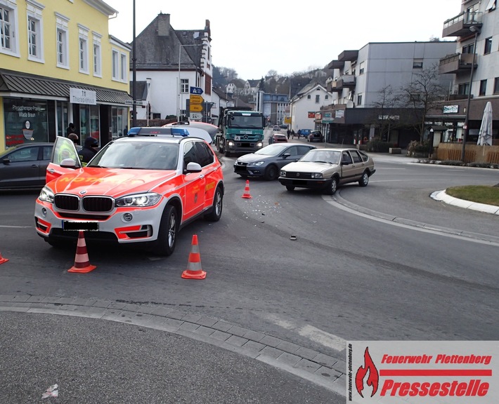 FW-PL: OT-Stadtmitte. Notarzteinsatzfahrzeug auf Einsatzfahrt im Kreisverkehr von PKW gerammt. Keine Verletzten.