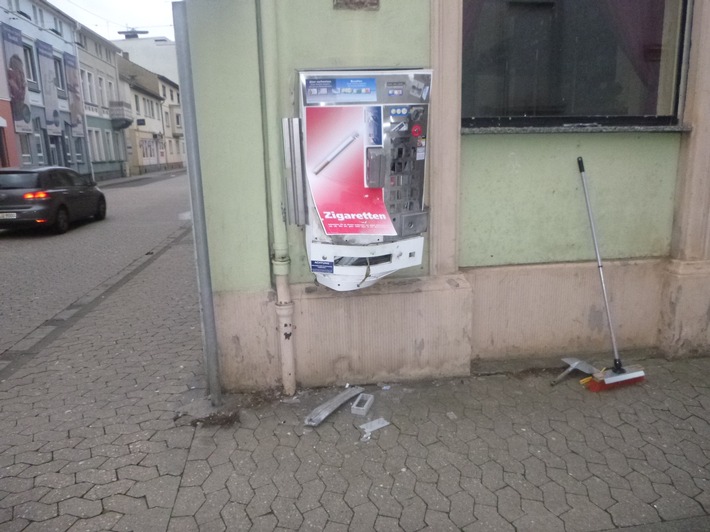 POL-PDKH: Sprengung eines Zigarettenautomaten mit anschließendem Diebstahl der Geldkassette und der Zigaretten.
Wer kann Hinweise geben?