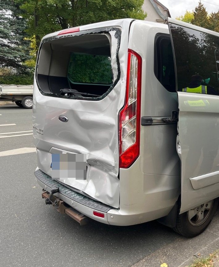 POL-BI: Drei Leichtverletzte bei Auffahrunfall