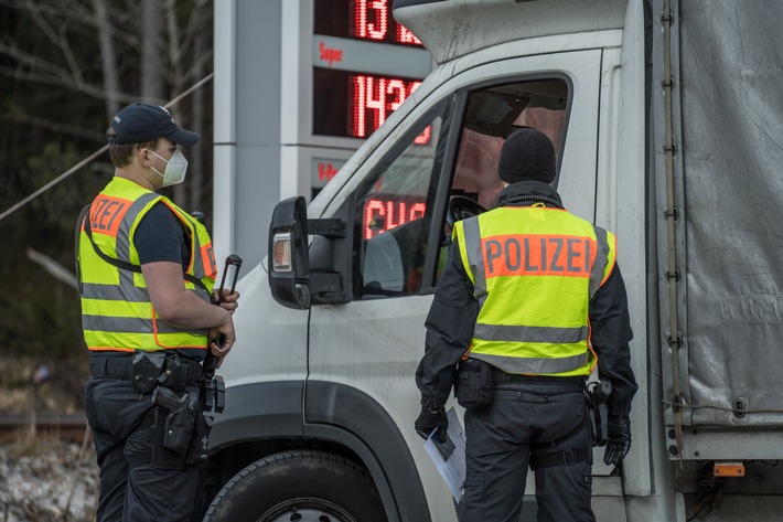 Bundespolizeidirektion München: Teuer gekaufte Reisedokumente und verbotene Waffe im Auto/ Bundespolizei überführt zwei Rumänen