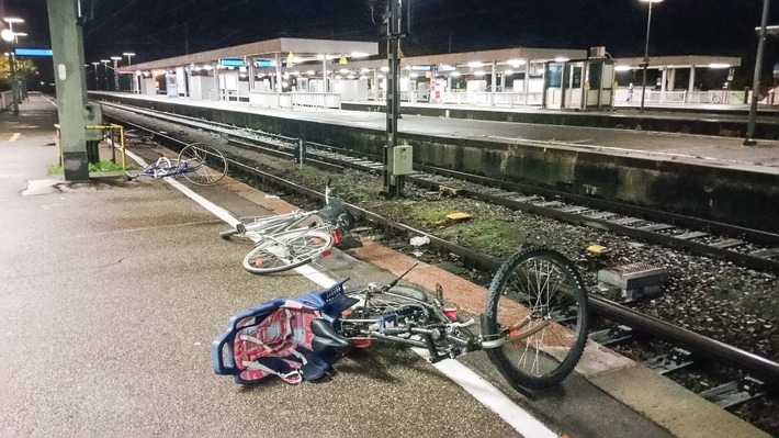 BPOLI-KN: Bahnhof Radolfzell: 15 Fahrräder beschädigt und sechs weitere auf die Gleise gelegt