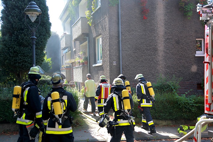 FW-E: Zimmerbrand in zweieinhalbgeschossigen Wohnhaus in Essen-Margarethenhöhe, fünf Personen mit Verdacht auf Rauchvergiftung