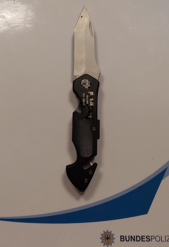 BPOL-HH: Mutmaßlicher Parfümdieb mit griffbereitem Einhandmesser auf der Flucht im Hamburger Hauptbahnhof gestellt-