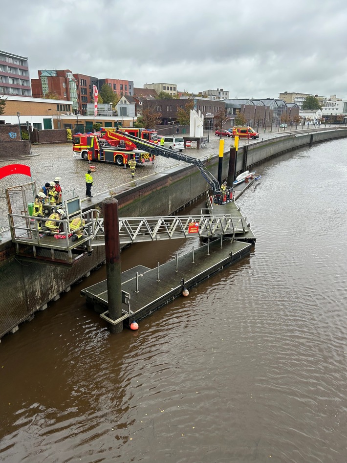 FW Bremerhaven: Bootsanleger in der Geeste auseinandergebrochen