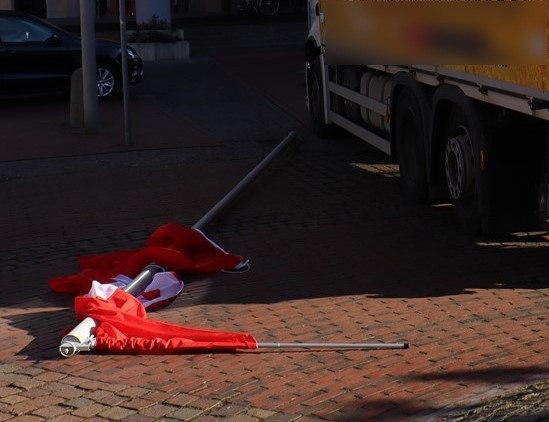 POL-HF: Fahnenmast gibt bei Unfall um- Fußgängerin verletzt