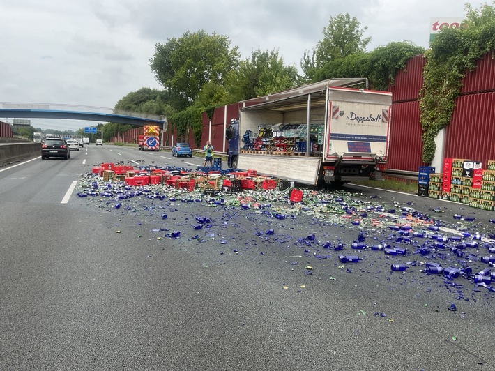 FW-BO: LKW verliert Getränkekisten - Scherbenreicher Unfall auf der A 40