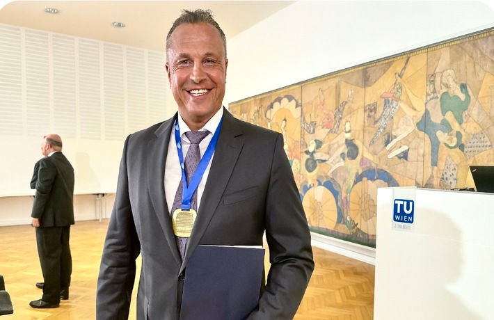 International geehrt : Prof. Dr. med. Dietmar Jürgen Daichendt erhält Ehrendoktorwürde für Pionierleistungen in Osteopathie und Manueller Medizin