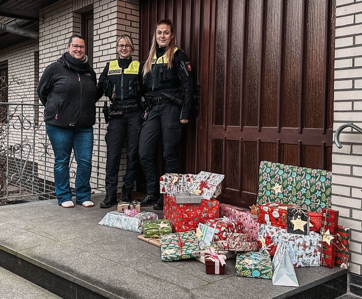 POL-STD: Polizistinnen und Polizisten übergeben Geschenke zu Weihnachten