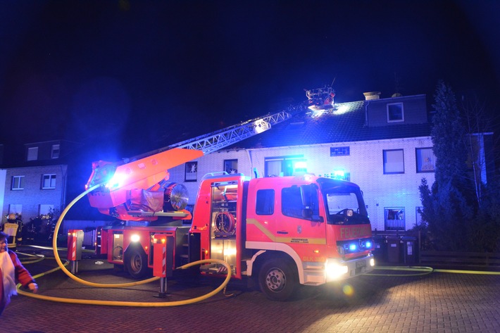 FW-MH: Brand von zwei Dachstühlen sorgt für Großalarm der Feuerwehr Mülheim.