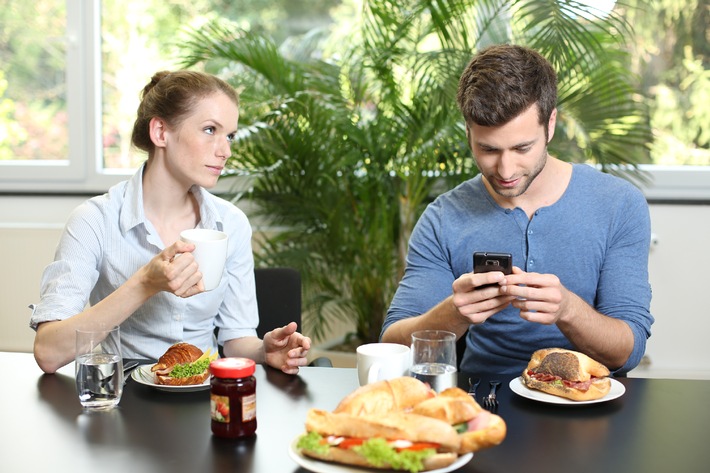 E.ON Energie-Studie: Smartphone isst mit / Was die Deutschen über Handys am Esstisch denken
