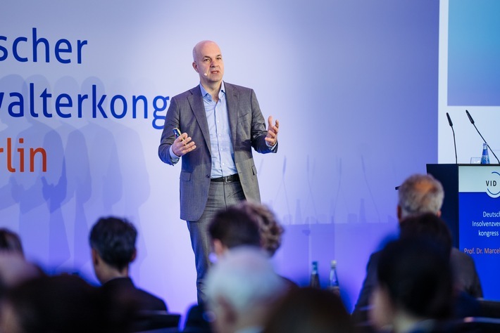 Im Rahmen des in diesen Tagen stattfindenden Deutschen Insolvenzverwalterkongresses wurde in einer vielbeachteten Keynote-Speech von Prof. Marcel Fratzscher, Präsident des Deutschen Instituts für Wirtschaftsforschung (DIW), die Rolle von Insolvenzen im Prozess des ökonomischen Wandels beleuchtet. / Weiterer Text über ots und www.presseportal.de/nr/58111 / Die Verwendung dieses Bildes für redaktionelle Zwecke ist unter Beachtung aller mitgeteilten Nutzungsbedingungen zulässig und dann auch honorarfrei. Veröffentlichung ausschließlich mit Bildrechte-Hinweis.