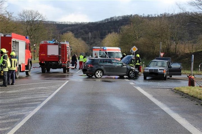 POL-PDKO: Schwerer Verkehrsunfall mit vier verletzten Personen