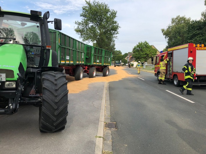 POL-SO: Werl-Westönnen - Mehrere Tonnen Getreide auf der B1 - Strecke komplett gesperrt