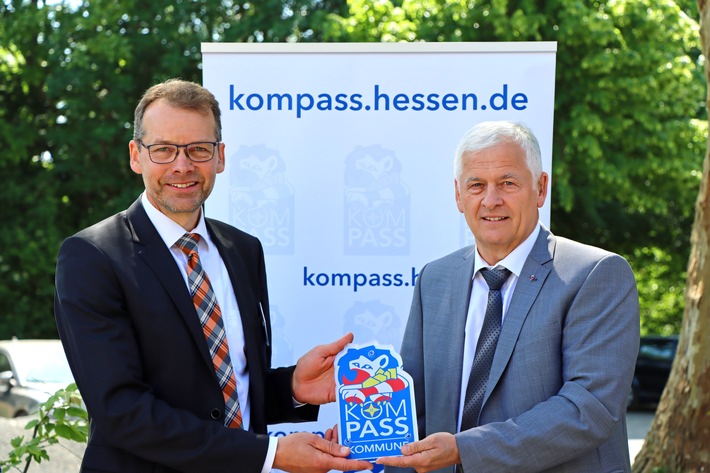 POL-HR: Felsberg wird KOMPASS-Kommune - Polizeipräsident Stelzenbach überreicht KOMPASS-Begrüßungsschild