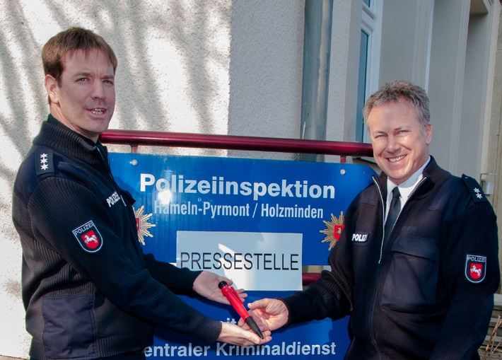 POL-HM: Wechsel in der Pressestelle der Polizeiinspektion Hameln-Pyrmont/Holzminden: Jens Petersen tritt Nachfolge von Jörn Schedlitzki an
