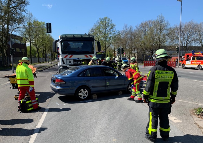 FW-GLA: Verkehrsunfall LKW gegen PKW - Fahrerin im Fahrzeug eingeschlossen