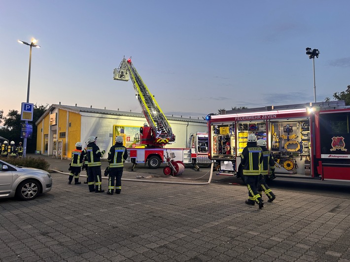 FW-ROW: Rauchentwicklung über Zevener Discounter