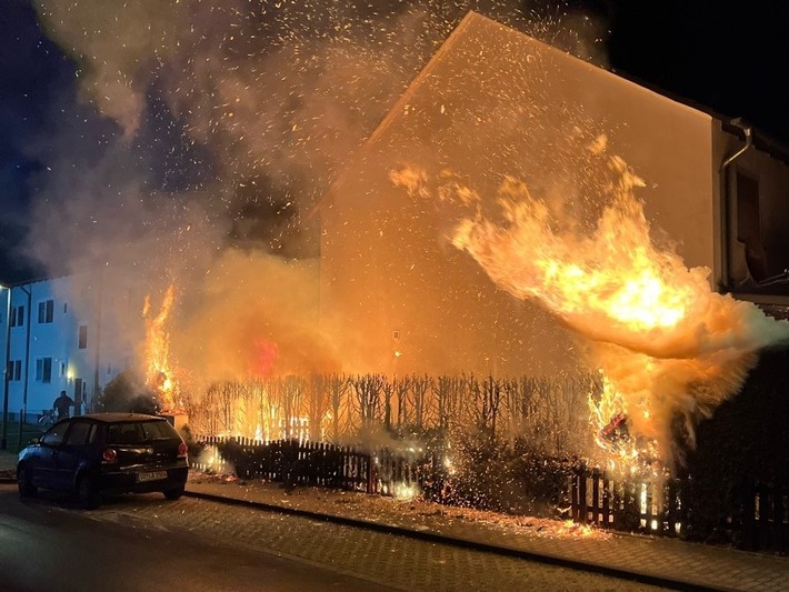 POL-SO: Hecke gerät in Brand - Polizei ermittelt