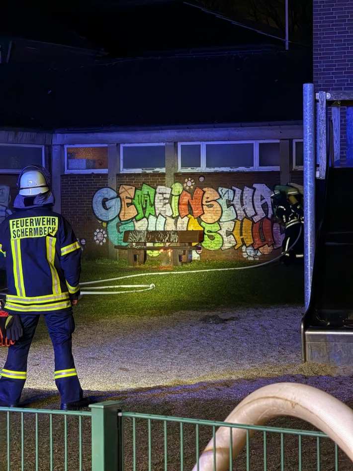 FW-Schermbeck: Brand Kunststoffbank Gemeinschaftsgrundschule