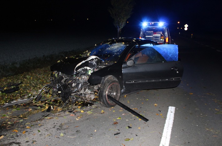 POL-MI: Autofahrer prallt gegen Baum und verschwindet