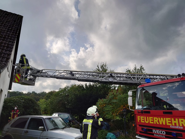 FFW Schiffdorf: Feuerwehr und Rettungsdienst retten Person aus Ersten Obergeschoss