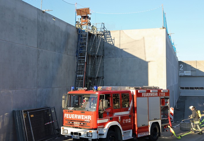 FW-AR: Brand auf Neubau-Dach bei Sauerland-Spanplatte wurde mit Pulverlöscher schnell gelöscht