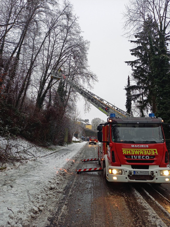 FW-EN: Feuerwehr wegen Schneewetterlage dauerhaft im Einsatz! - 27 Einsätze für Feuerwehr und THW-Wache bis zum Abend besetzt