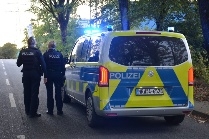 POL-ME: Zwei Unbekannte stehlen Rucksack im Park - die Polizei bittet um Hinweise - Velbert - 2310038