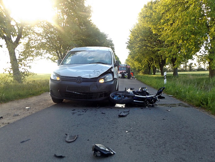 POL-SN: Frontalcrash zwischen Motorrad und Pkw