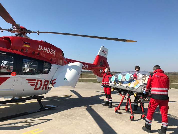 Erster Einsatz mit EpiShuttle für Civil Air Ambulance / DRF Luftrettung verlegt 70-Jährige im zusätzlichen Intensivtransporthubschrauber