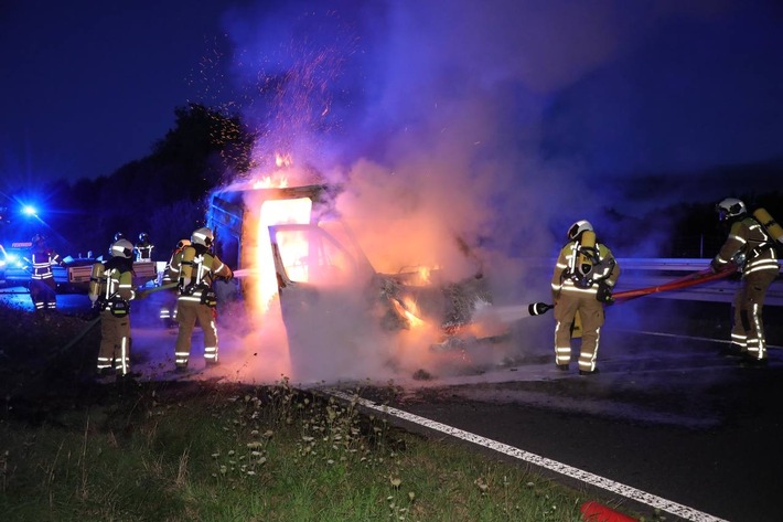 FW Dresden: Brand eines Kleintransporters