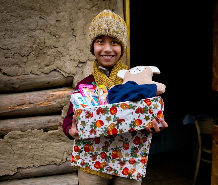 Mit "Weihnachten im Schuhkarton®" Freude schenken / Bis zum 15. November Päckchen für notleidende Kinder packen (FOTO)