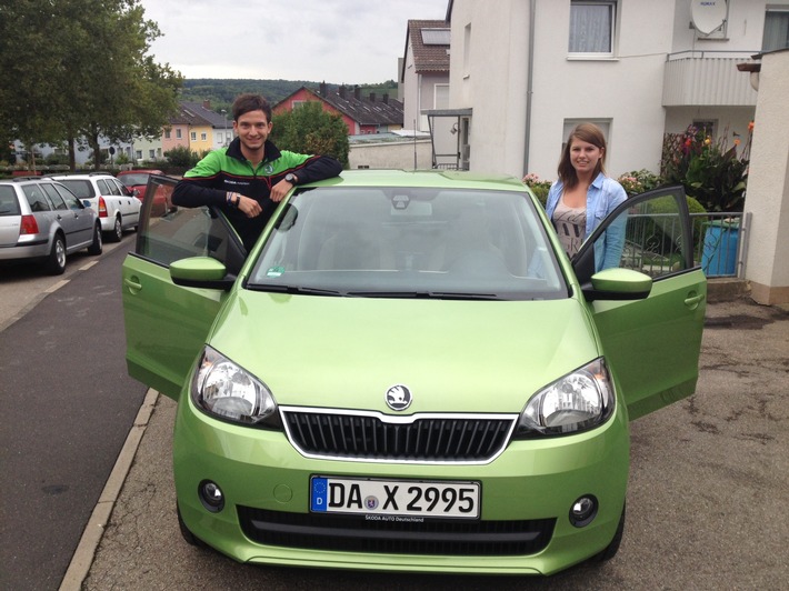 Kampagne "DON´T DRINK AND DRIVE": Rallyepilot Sepp Wiegand übergibt SKODA Citigo an Gewinnerin Anne Kunad (BILD)