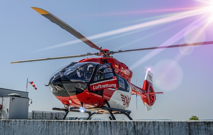 DRF Luftrettung und Luxemburg Air Rescue mit Adenauer-De Gaulle-Preis ausgezeichnet. Ausschließlich zur redaktionellen Verwendung unter Angabe der Quelle "DRF Luftrettung". Luftrettung, Rettung, Hubschrauber, Notfall, Rettungswinde, Einsatz, Notarzt, Rettungsflug, Notruf, Pilot, Notfallsanitäter, H145, Coronavirus, Corona-Pandemie. / Weiterer Text über ots und www.presseportal.de/nr/60539 / Die Verwendung dieses Bildes ist für redaktionelle Zwecke honorarfrei. Veröffentlichung bitte unter Quellenangabe: "obs/DRF Luftrettung/Maximilian Klaritsch"