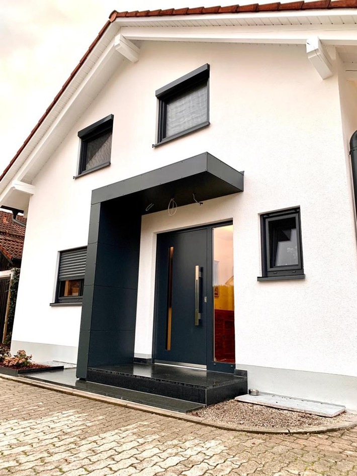 Anbaucarport an Betongarage, Wand-Carport Bayern