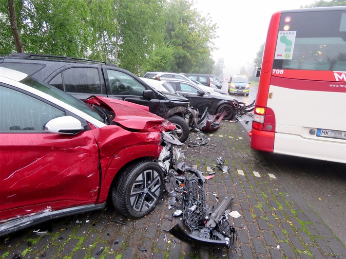 POL-MK: 200.000 Euro Schaden: Bus stößt gegen neun geparkte Autos