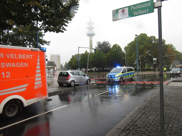 POL-ME: 34-jährige Velberterin verunfallt auf regennasser Fahrbahn - Velbert - 2209078