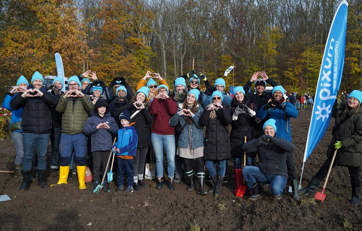 Mitarbeitende von Pixum engagieren sich für ein Ein Wald für Köln.jpg