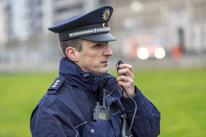 POL-ME: Handys und Smartwatch aus Mobilfunkladen entwendet - die Polizei ermittelt - Velbert - 2203103