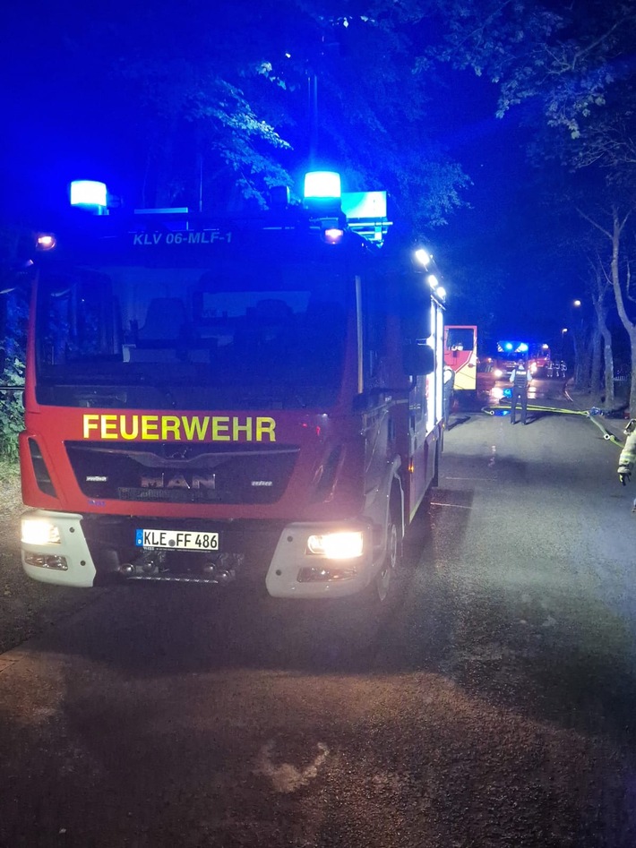 FW-KLE: Erneuter Brand in der Heidestraße sorgt abermals für Großaufgebot der Feuerwehr