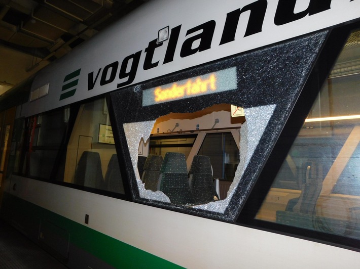 BPOLI KLT: Scheibe an Vogtlandbahn zerstört - Bundespolizei sucht Zeugen