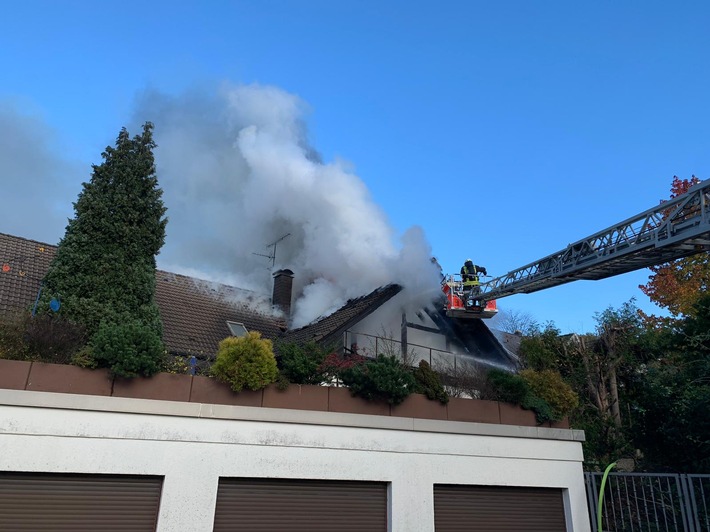 FW-MH: Ausgedehnter Dachstuhlbrand und Paralleleinsatz. Großeinsatz für die Feuerwehr Mülheim.