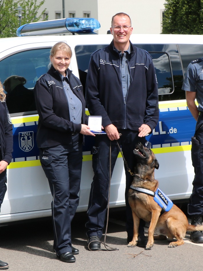 HZA-EF: Hundert Mal den richtigen Riecher / Zollhund Riki erhält Auszeichnung für erfolgreiche Einsätze