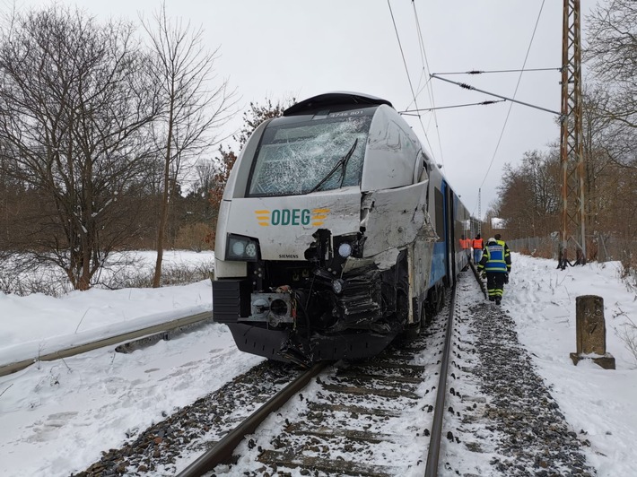 POL-HST: Gemeinsame Pressemitteilung der Bundespolizeiinspektion Stralsund und der Polizeiinspektion Stralsund - Bahnübergang Altheide nach Kollision zwischen Lkw-Gespann und einer Regionalbahn gesperrt