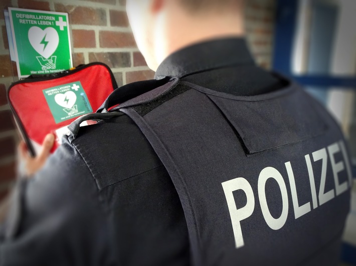 POL-SE: Kreis Segeberg / Kreis Pinneberg - Polizeidienststellen bekommen Defibrillatoren