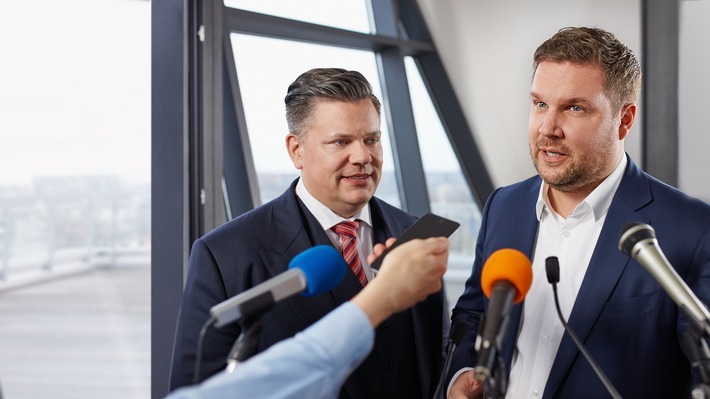 Tobias Ulbrich und Dr. Marco Rogert. Anwälte beklagen: Zigtausend Quarantäneanordnungen in der Corona Pandemie sind unrechtmäßig und begründen Ansprüche auf Schmerzensgeld und Schadensersatz. / Weiterer Text über ots und www.presseportal.de/nr/119896 / Die Verwendung dieses Bildes ist für redaktionelle Zwecke unter Beachtung ggf. genannter Nutzungsbedingungen honorarfrei. Veröffentlichung bitte mit Bildrechte-Hinweis.